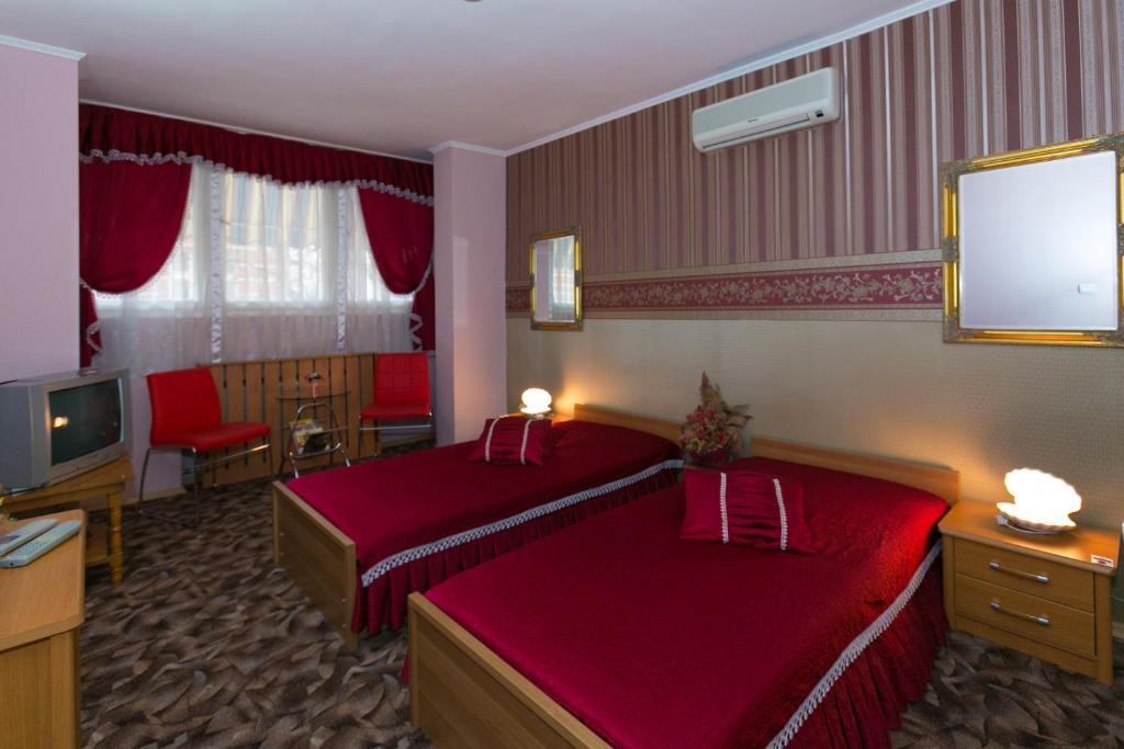 Yor-Daniel Hotel Pazardzhik Exterior photo